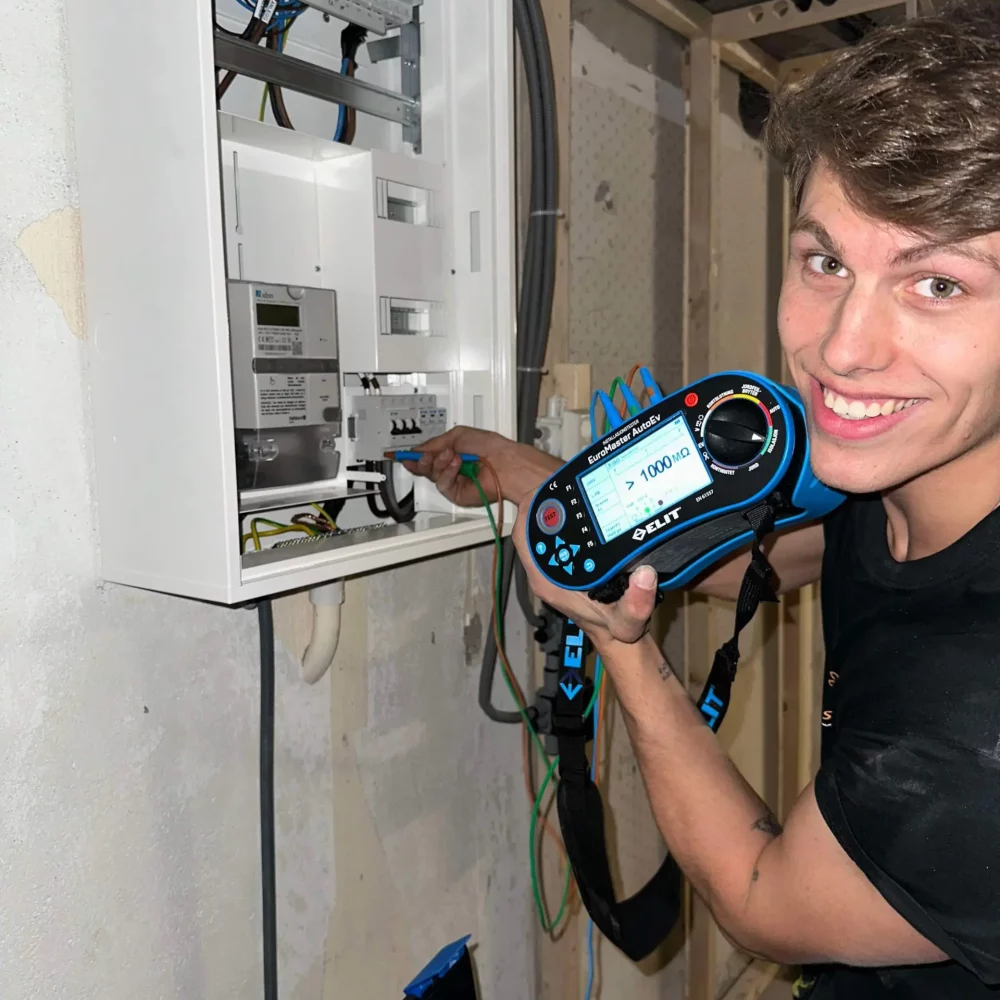 Elektriker jobber i sikringsskap